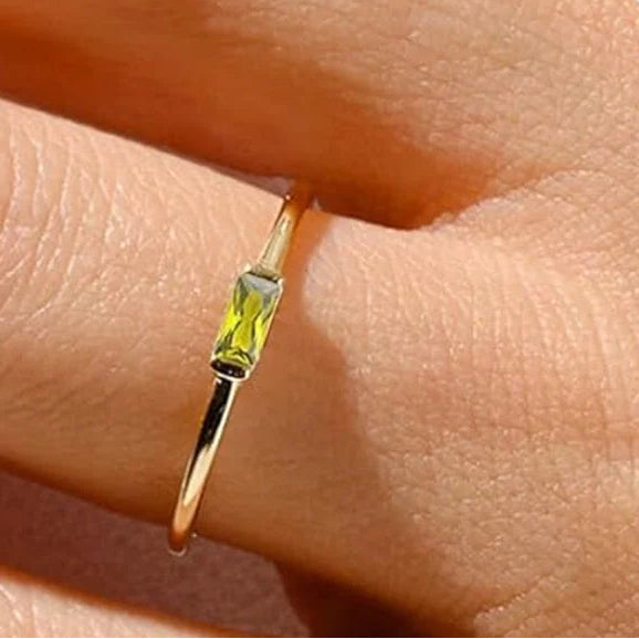 Anel minimalista com pedra de nascimento retangular para mulher