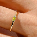 Anel minimalista com pedra de nascimento retangular para mulher