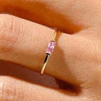 Anel minimalista com pedra de nascimento retangular para mulher