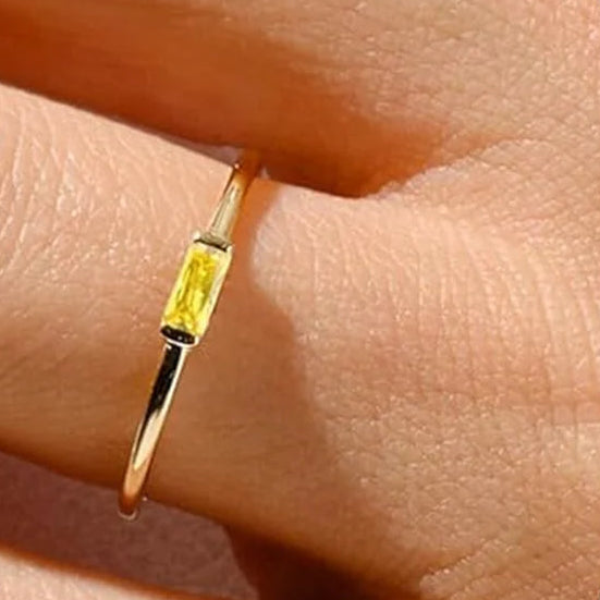 Anel minimalista com pedra de nascimento retangular para mulher