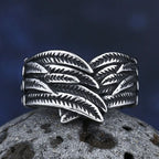 Ring mit antik wirkendem Feder-Motiv