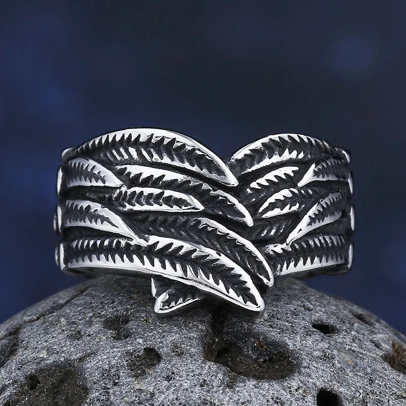 Ring mit antik wirkendem Feder-Motiv