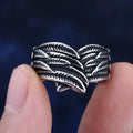 Ring mit antik wirkendem Feder-Motiv