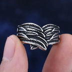 Ring mit antik wirkendem Feder-Motiv
