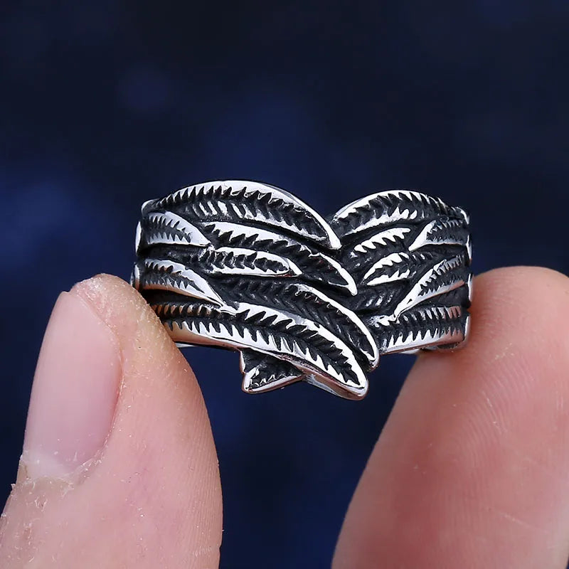 Ring mit antik wirkendem Feder-Motiv