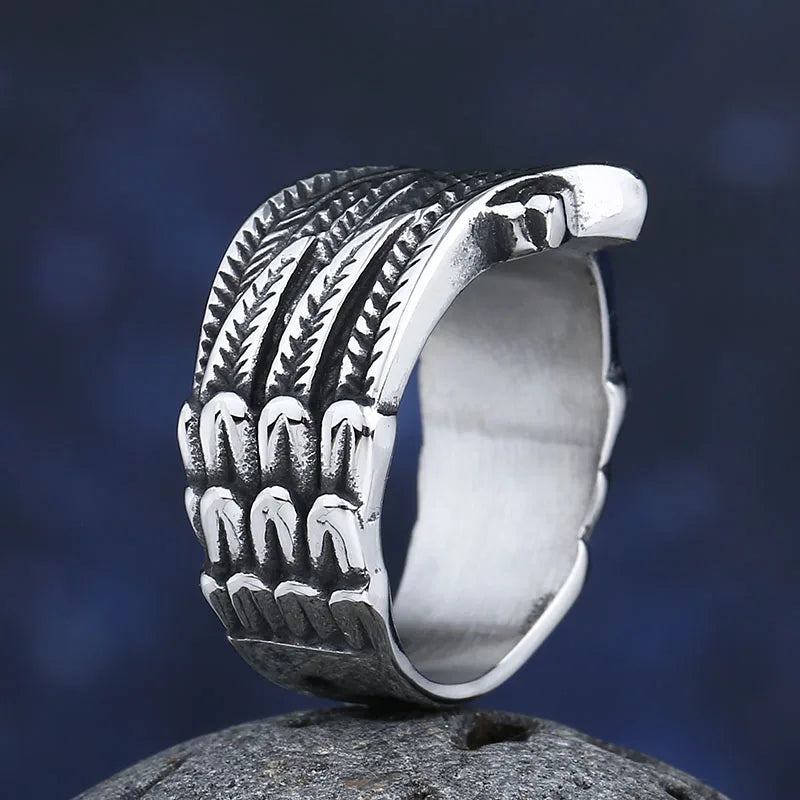 Ring mit antik wirkendem Feder-Motiv