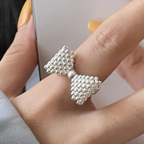Ring med sommerfugleknude og perler
