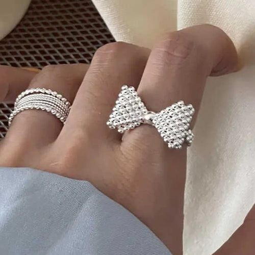 Ring med sommerfugleknude og perler