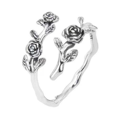 Bague ornée de roses entrelacées argent ancien