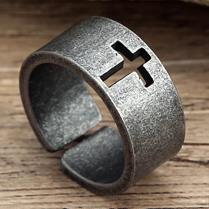 Åben ring med patineret kors