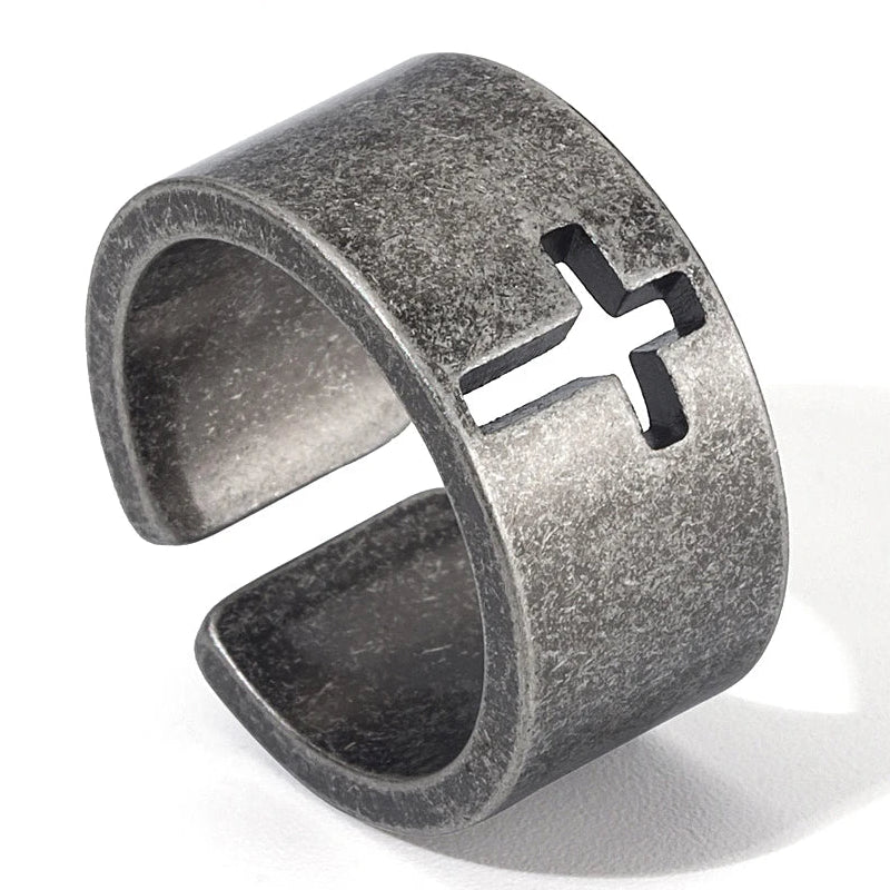 Åben ring med patineret kors