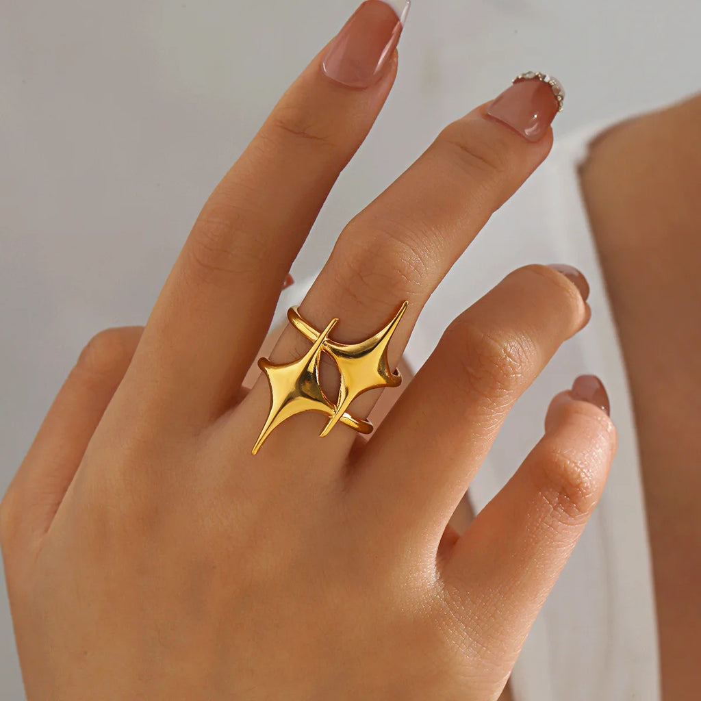 Åben ring med dobbelte stjerner i guld