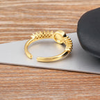 Bague ouverte pavée de cristaux avec incrustation oeil bleu