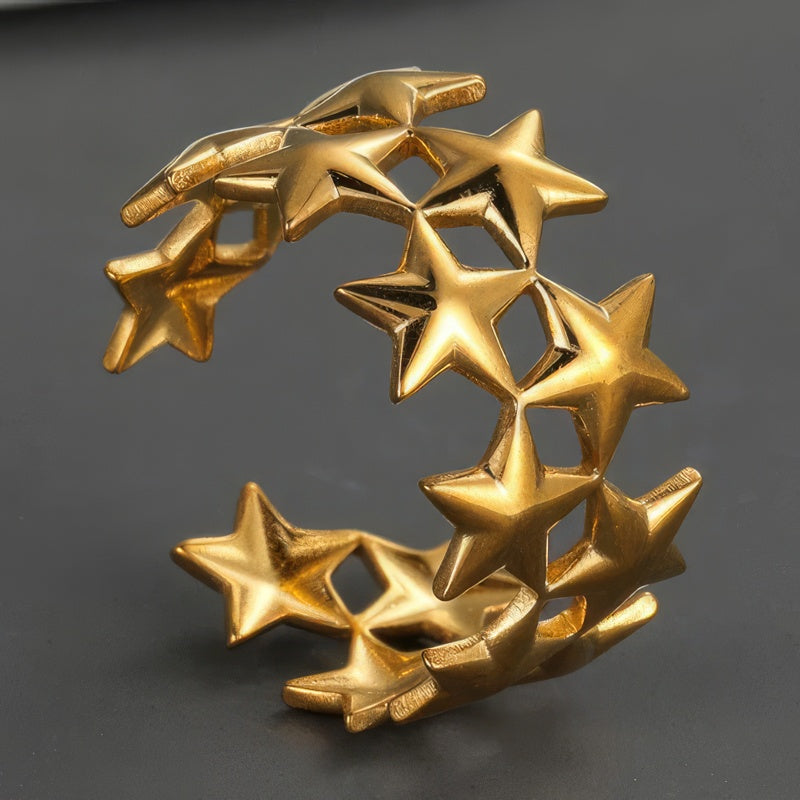 Anillo abierto cubierto de estrellas 