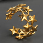 Anillo abierto cubierto de estrellas 