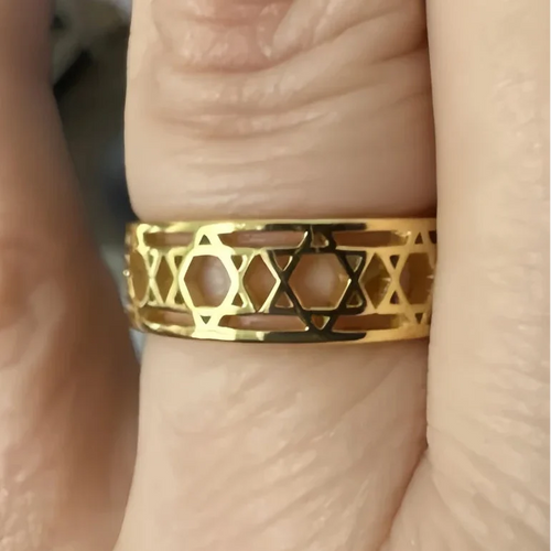 Anel para mulher com <span data-glossary-id="etoiles-de-david">Estrelas de David</span> simbólico judaico em ouro