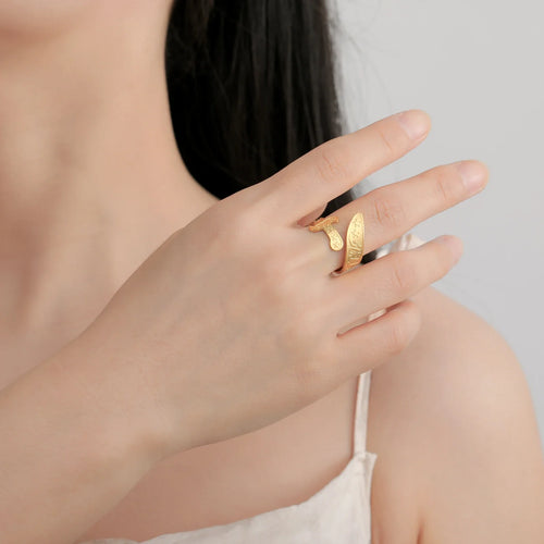 Ring med <span data-glossary-id="epée Ali Zulfiqar">Ali Zulfiqar-svärd</span> arabisk symbol guld