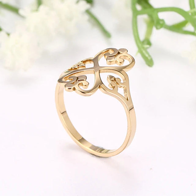 Durchbrochener Kleeblatt-Ring mit vier Herzen aus Gold