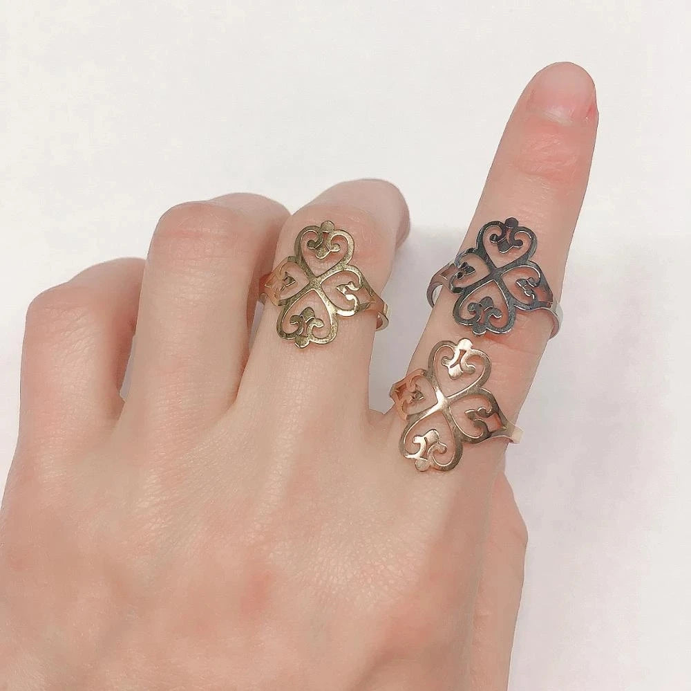 Durchbrochener Kleeblatt-Ring mit vier Herzen