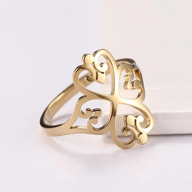 Durchbrochener Kleeblatt-Ring mit vier Herzen aus Gold