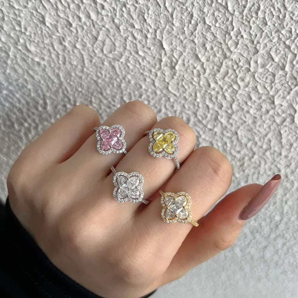 Anello quadrifoglio luminoso con cristalli