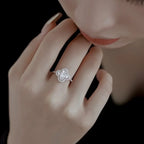 Anello quadrifoglio luminoso con cristalli argento