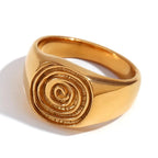 Siegelring mit eingraviertem Spiralmotiv Gold