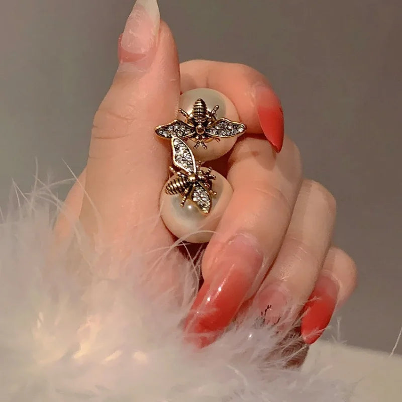 Orecchini ape e perla bianca