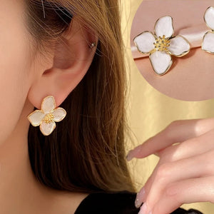 Boucles d'Oreilles Clou Fleur d'Hibiscus Pétales Nacrés blanc