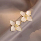 Boucles d'Oreilles Clou Fleur d'Hibiscus Pétales Nacrés blanc