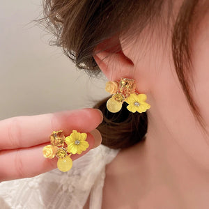 Boucles d'Oreilles Clou Fleurs et Perles jaune 1