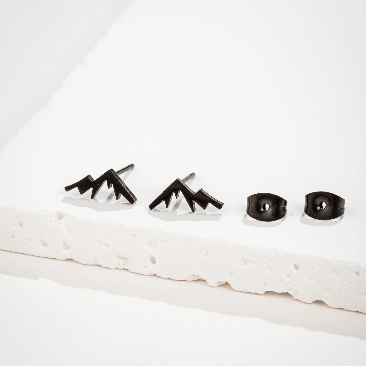 Boucles d'Oreilles Clou Montagne pour Femme ou Homme noir