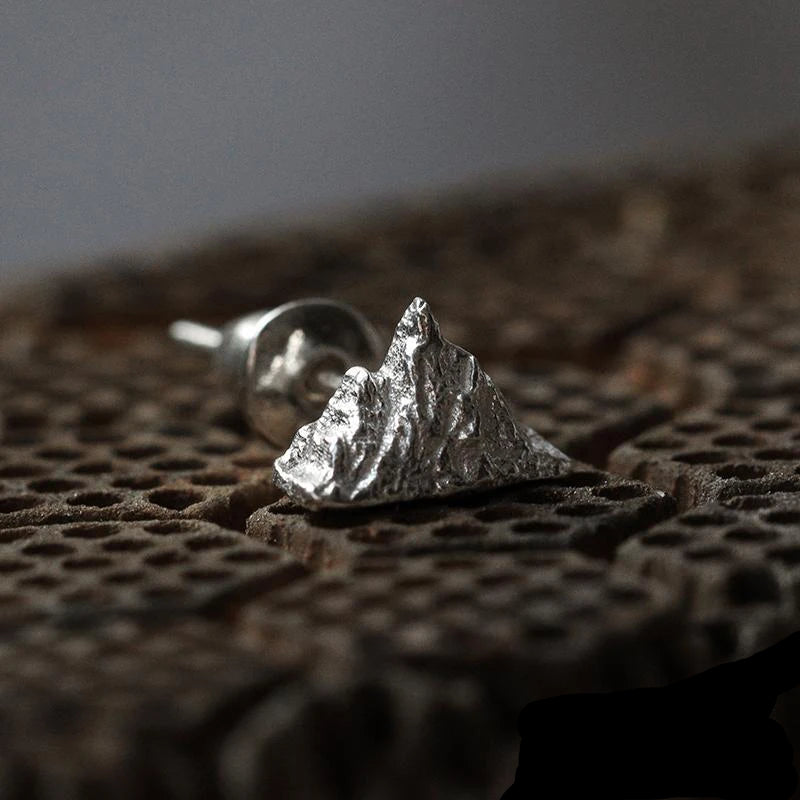 Boucles d'Oreilles Clou Montagnes Argentées


Matière: acier


Couleurs: argent


Taille: 1 cm de diamètre (voir image)


Garanti sans allergène, convient pour homme, femme, garçon ou fille


Produit très travaillé