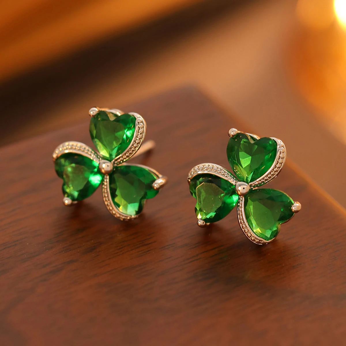Boucles d'Oreilles Clou Trèfle à 3 Feuilles Vert Emeraude et Zircon argent