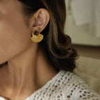 Boucles d'oreilles coquillage dorées et pierre d'oeil de tigre