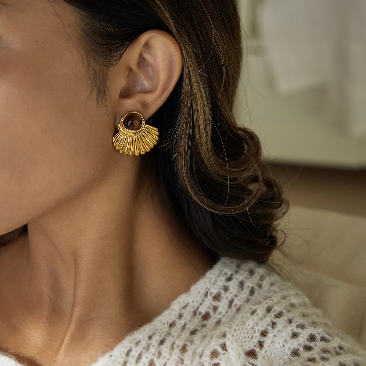 Boucles d'oreilles coquillage dorées et pierre d'oeil de tigre