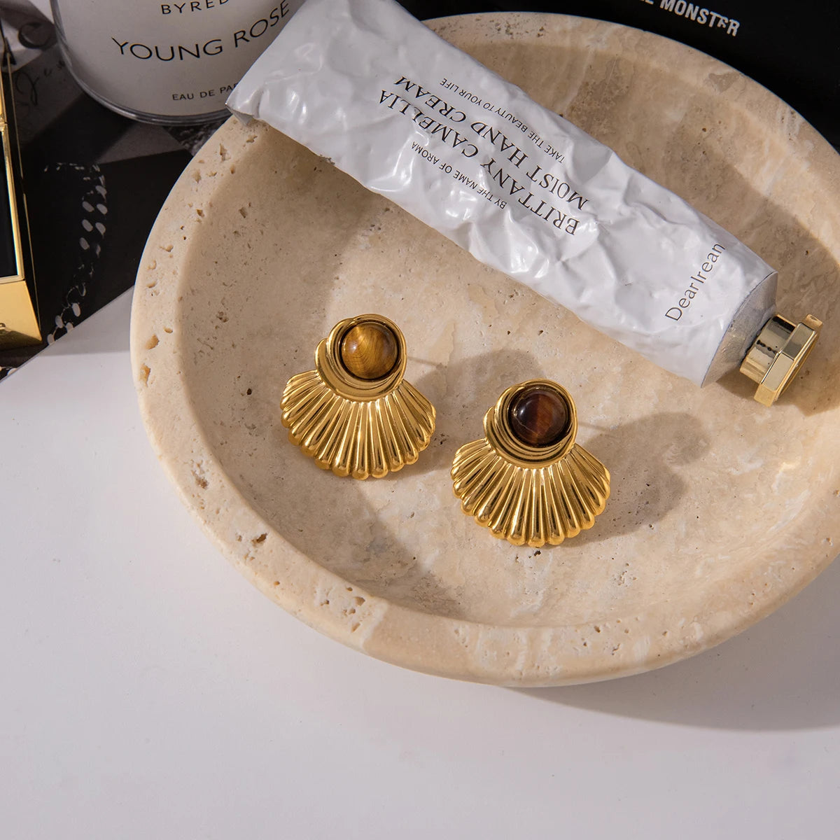 Boucles d'oreilles coquillage dorées et pierre d'oeil de tigre