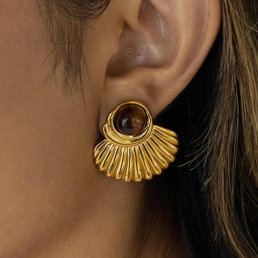 Boucles d'oreilles coquillage dorées et pierre d'oeil de tigre