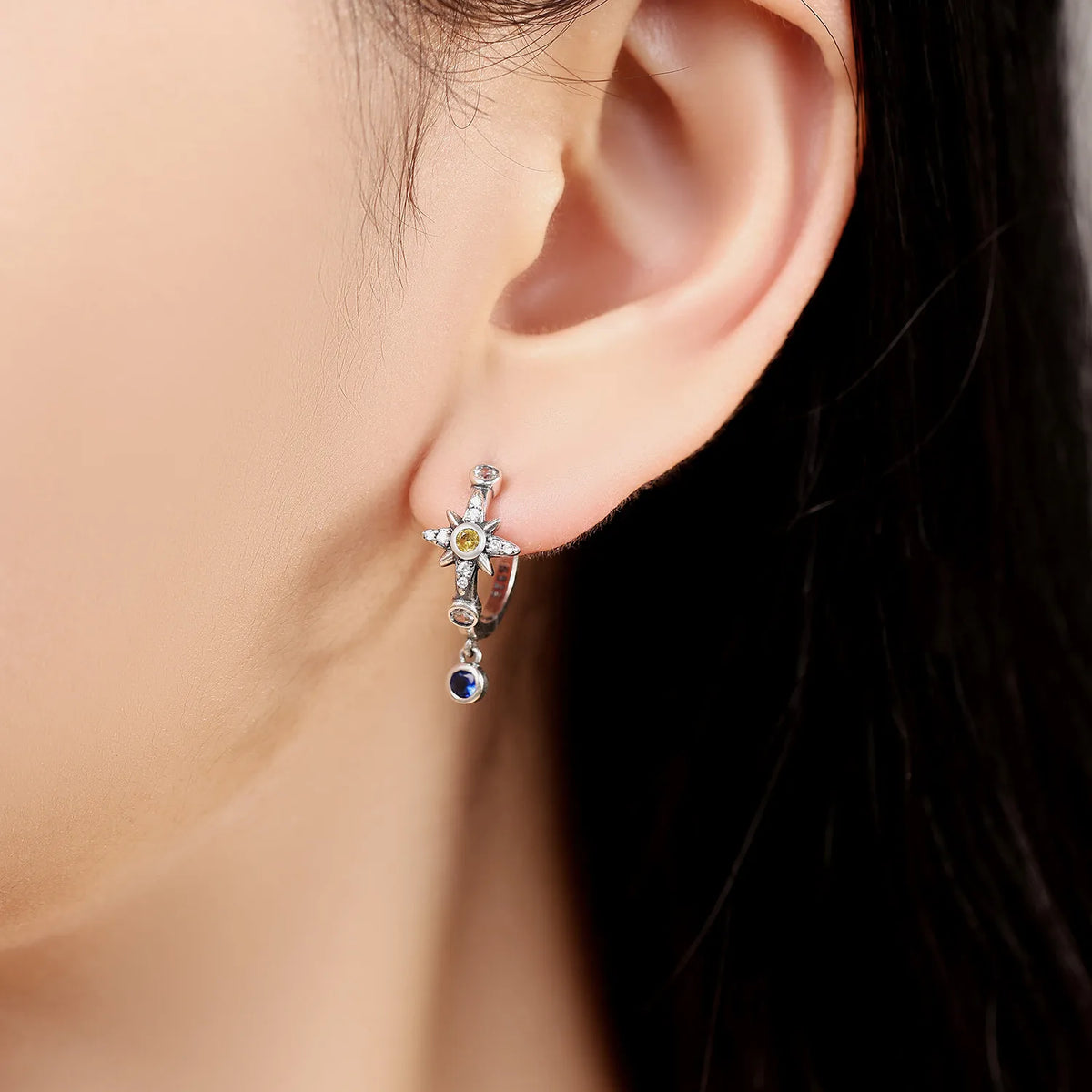 Boucles d'oreilles créoles asymétriques lune et soleil
