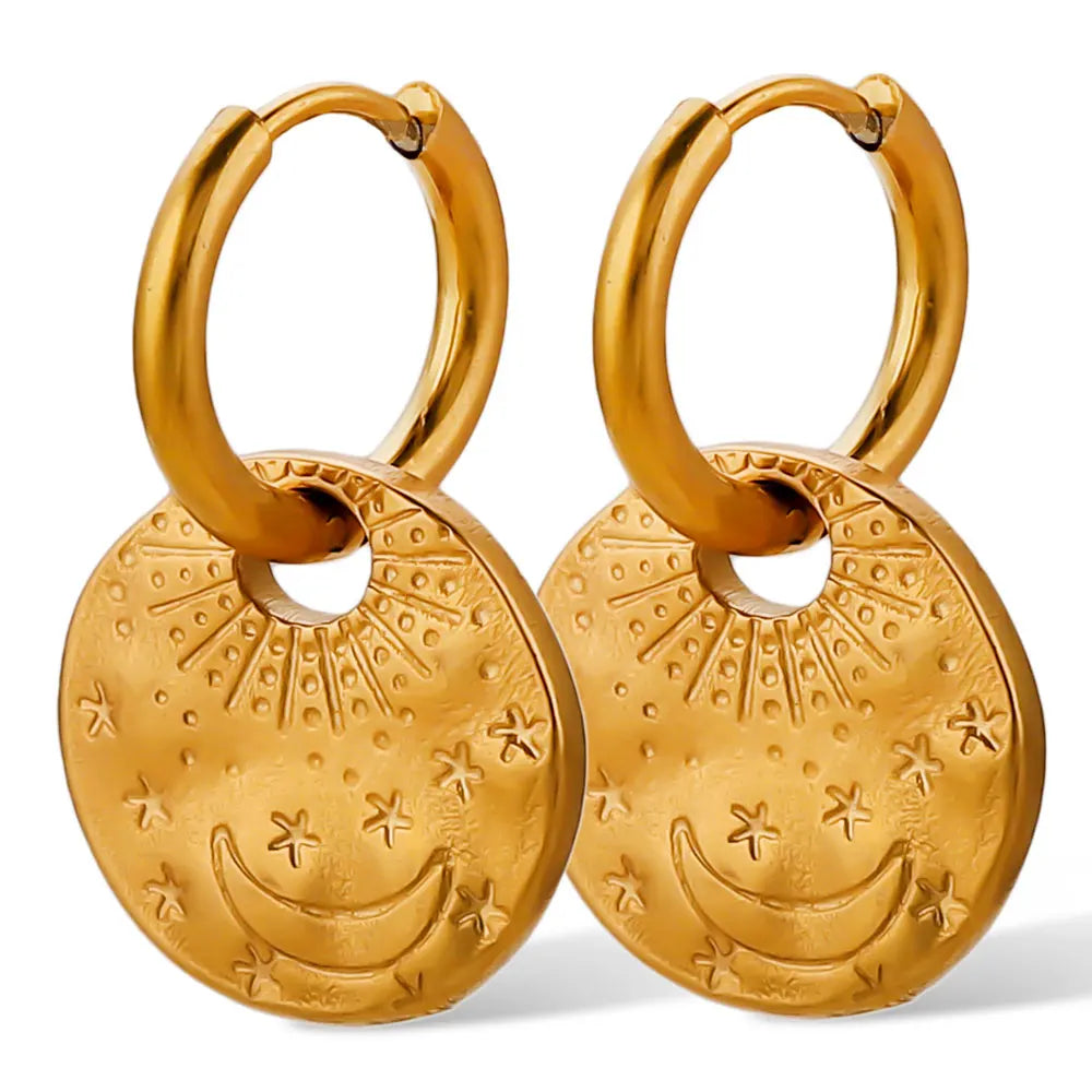 Boucles d'oreilles créoles avec pendentif rond soleil et lune gravés