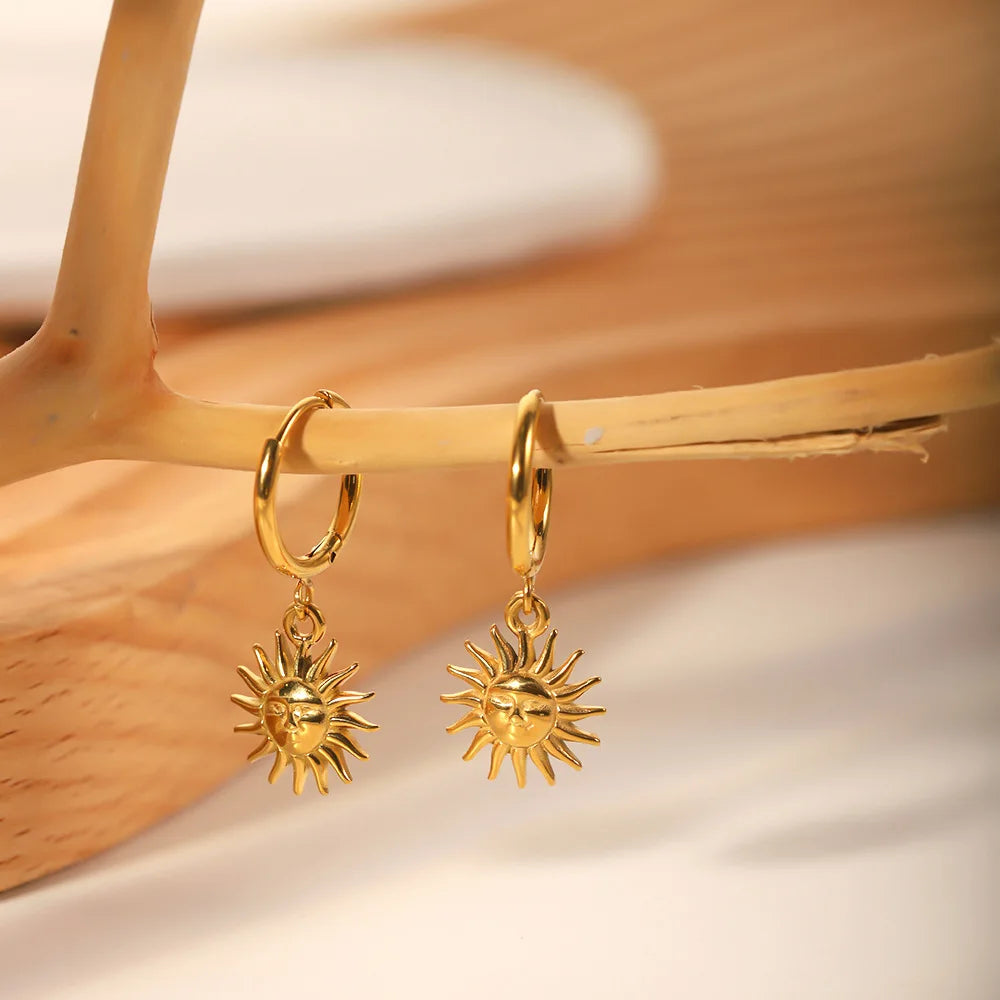 Boucles d'oreilles créoles avec pendentif soleil visage