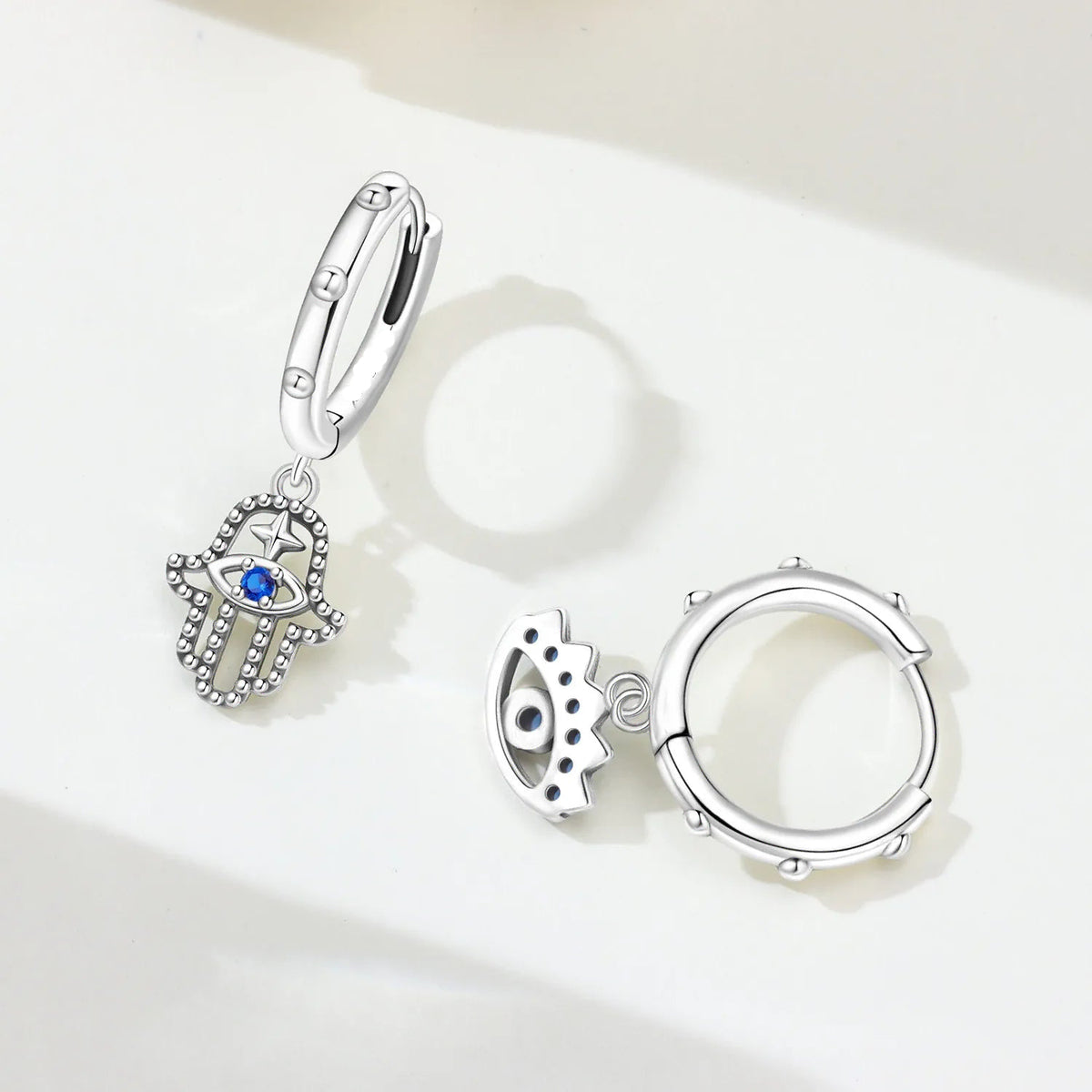 Boucles d'oreilles créoles avec pendentifs main de Fatma et oeil bleu
