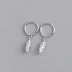 Boucles d'oreilles créoles avec petite plume pendante argent