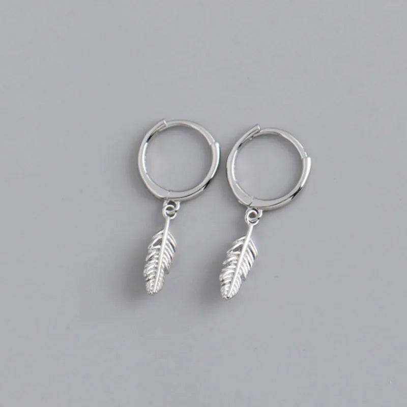 Boucles d'oreilles créoles avec petite plume pendante argent
