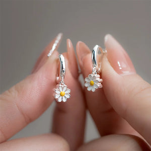 Boucles d'Oreilles Créoles Fleur de Marguerite a