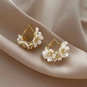 Boucles d'Oreilles Créoles Rétros Fleurs Blanches