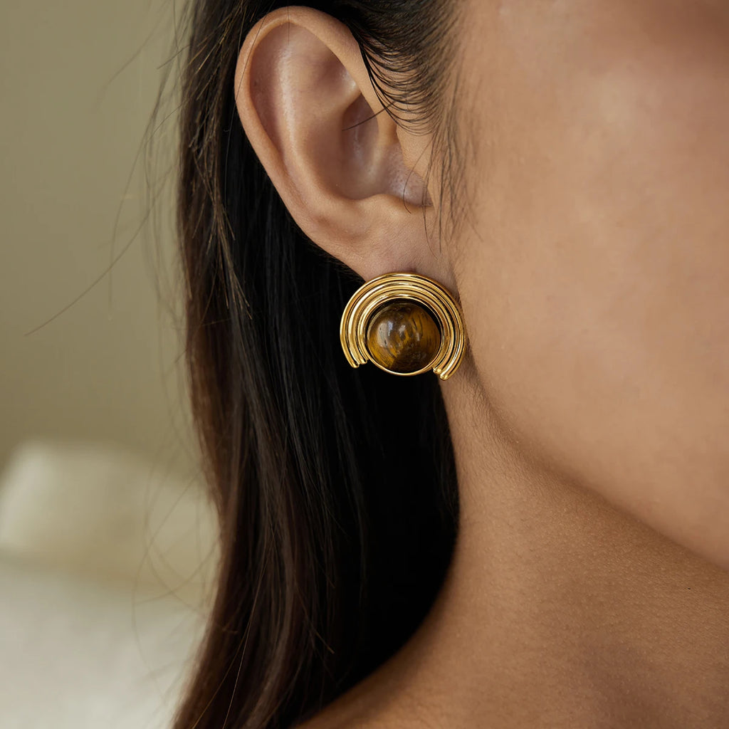 Boucles d'oreilles demi-lune dorées en pierre d'oeil de tigre