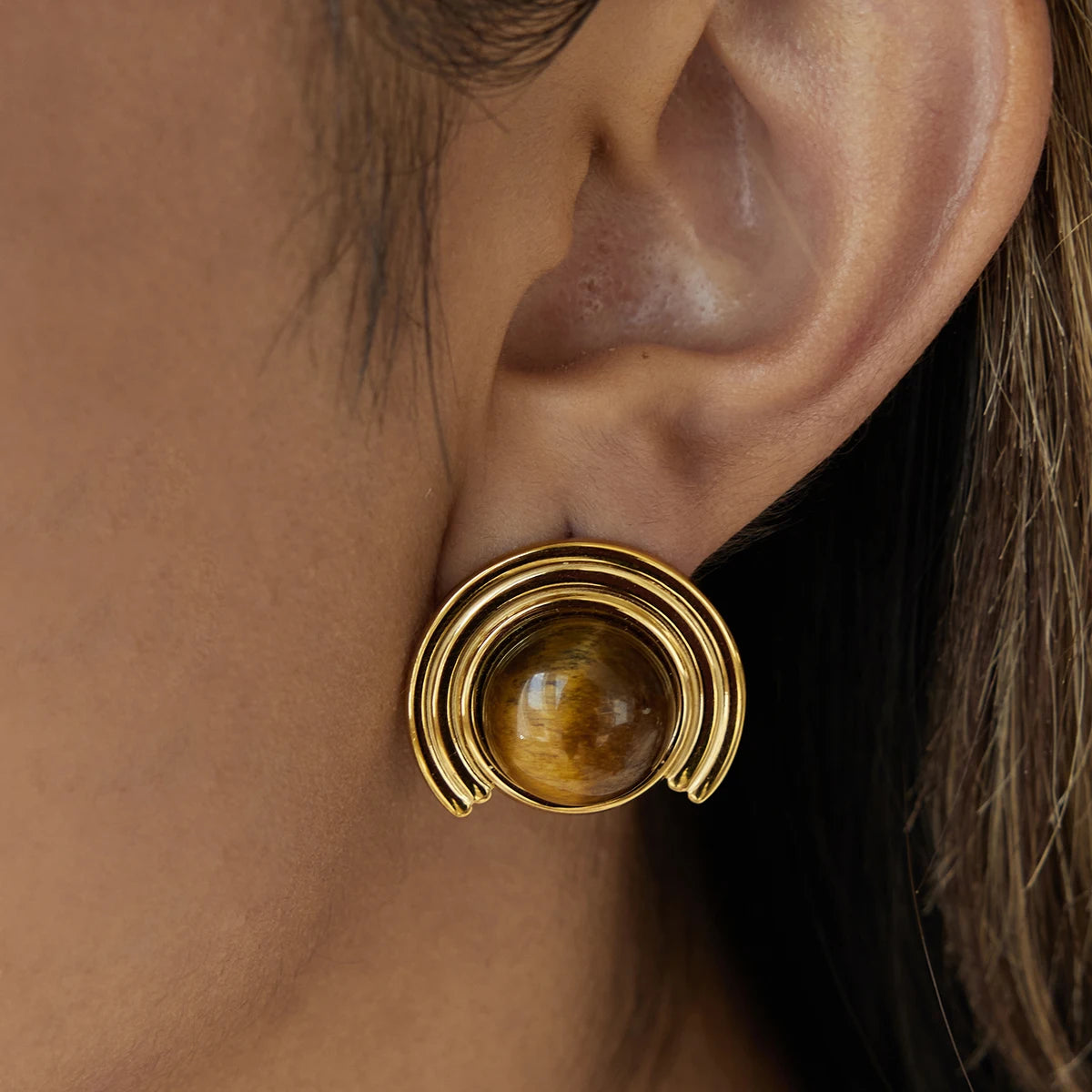 Boucles d'oreilles demi-lune dorées en pierre d'oeil de tigre