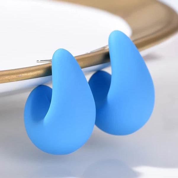 Orecchini a goccia in resina opaca blu