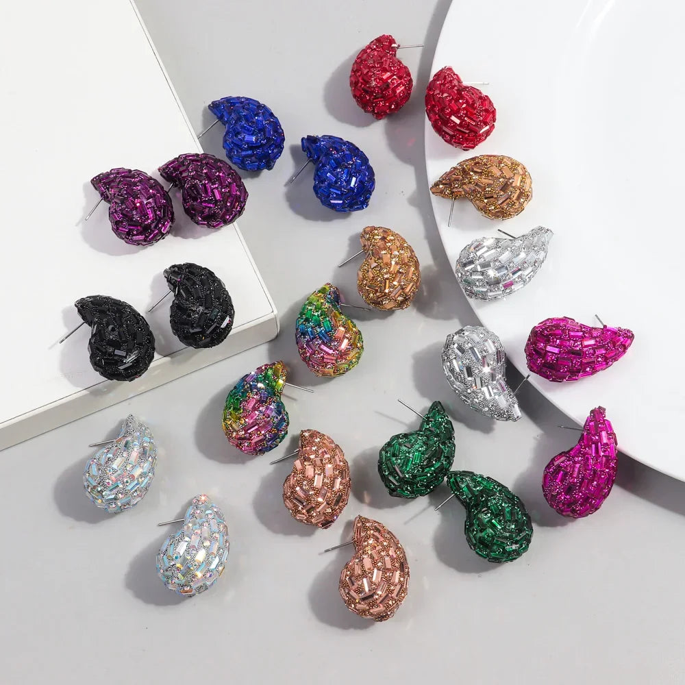 Boucles d'oreilles goutte d'eau pavées de cristaux colorés